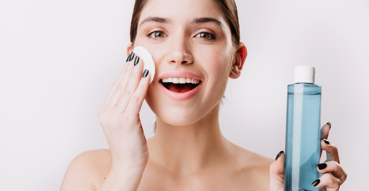 micellar water mampu membersihkan makeup di wajah.
