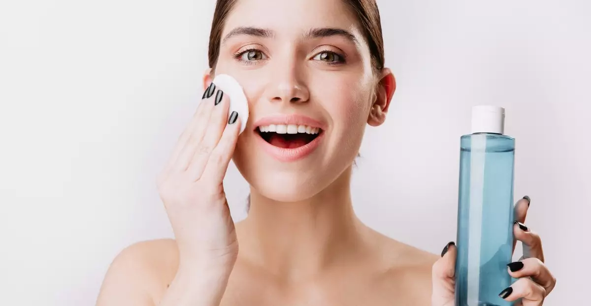 micellar water mampu membersihkan makeup di wajah.