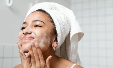 Antara Cleansing Balm, Cleansing Oil, dan Micellar Water, Manakah yang Baik untuk Membersihkan Makeup di Wajah?