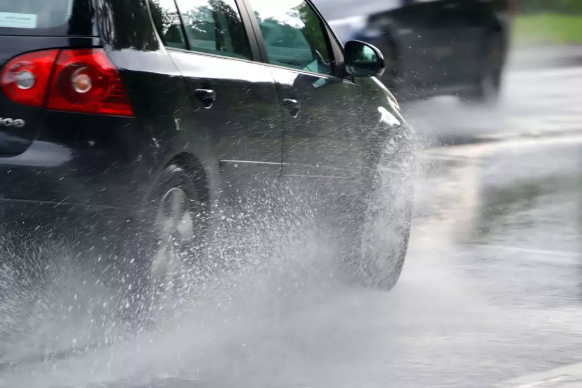 Hindari Berjalan di Genangan Air yang Dalam