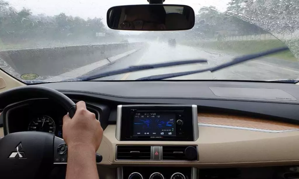 7 Tips Berkendara Aman saat Musim Hujan
