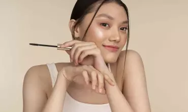 Mengenal Tren Makeup Glossy yang Populer di Tahun 2024